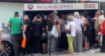 Çöpe atılan cep telefonu kılıfları için sıraya girdiler