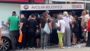 Çöpe atılan cep telefonu kılıfları için sıraya girdiler