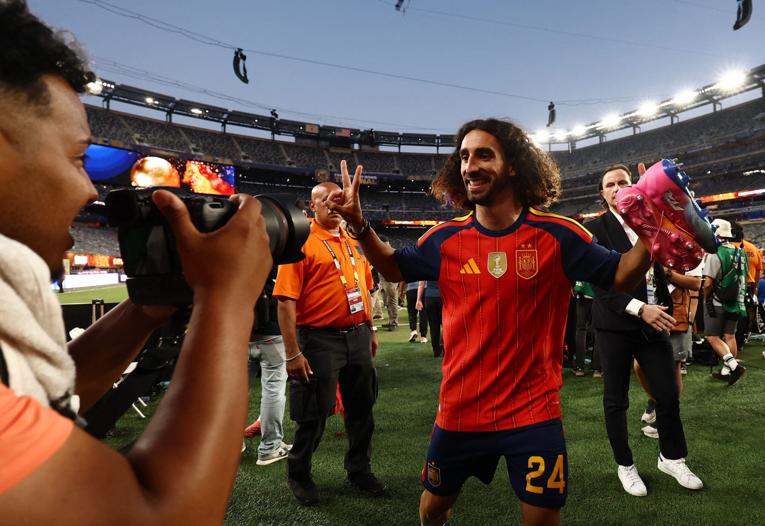 Cucurella’dan şampiyonluk dövmesi: Kolunda Luis de la Fuente var