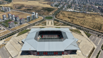 Diyarbakır Stadyumu Süper Lig’e hazırlanıyor. Fanlar çimlere sürekli serin hava üflüyor