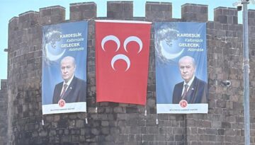 Diyarbakır surlarına Devlet Bahçeli pankartı asıldı