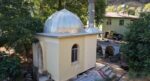 Etrafı asırlık çınarlarla kaplı. Bu cami yalnızca 9 metrekare
