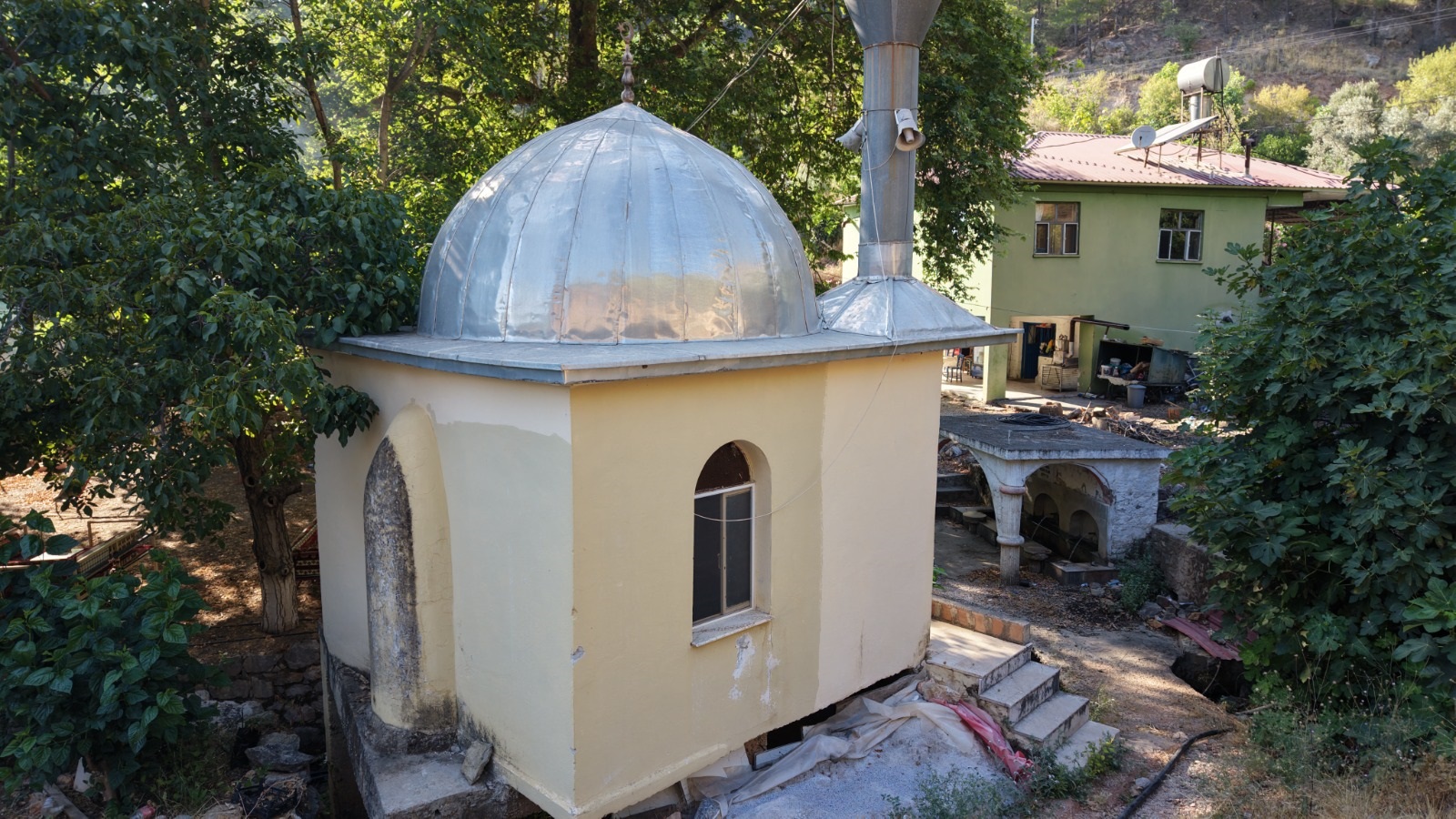Etrafı asırlık çınarlarla kaplı. Bu cami yalnızca 9 metrekare