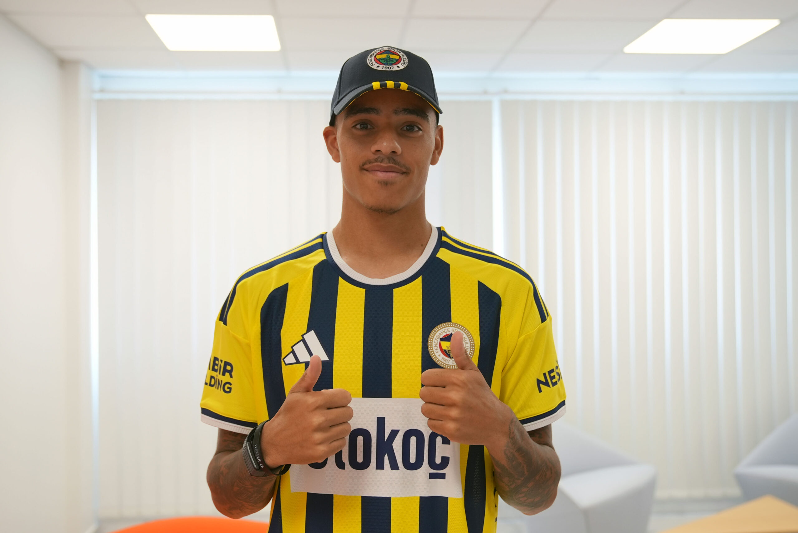 Fenerbahçe’nin yeni transferi Mason Greenwood, İstanbul’a geldi. Taraftarlardan coşkulu karşılama
