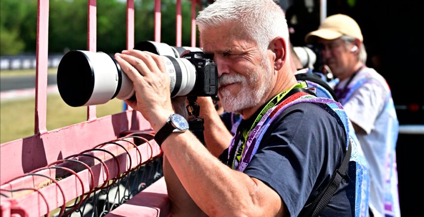 Formula 1 resmi hesabı da paylaştı. “Fotoğrafçılar arasında bir cumhurbaşkanı var”