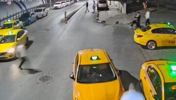 Freni çekilmeyen taksi geri kaydı. Çevredekiler fark etti, durdurmaya çalıştı
