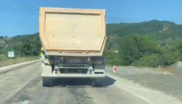 Hafriyat kamyonundan fırlayan taş, otomobilin camını kırdı