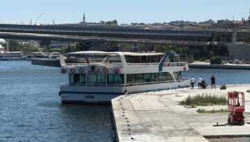 Haliç’te tekne köprüye çarptı, bir kişi kayıp