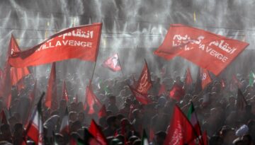 Hamaney’in cenazesinde intikam sembolü: Kırmızı bayraklar ne anlatıyor?