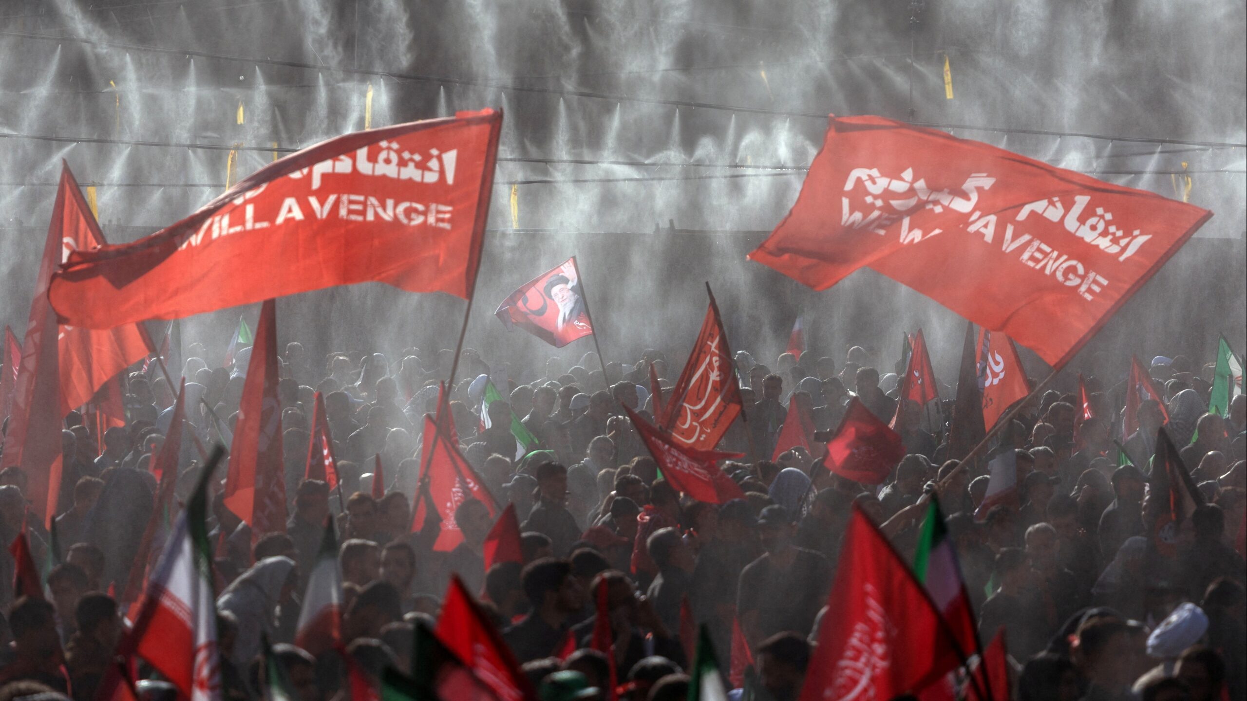 Hamaney’in cenazesinde intikam sembolü: Kırmızı bayraklar ne anlatıyor?