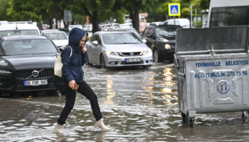 Harita turuncu ve sarıya boyandı, yaz ortasında kış yaşanıyor | Sıcaklık sert düştü, İstanbul ve Ankara’da yollar göle döndü