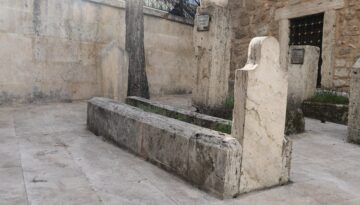 Her gün yüzlerce kişi önünden geçiyor, bu mezar tarihe ışık tutuyor