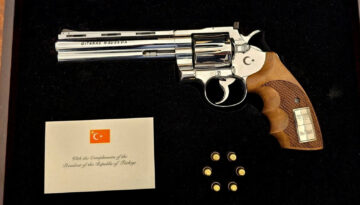 İlk gerçek fotoğraf ortaya çıktı, işte çok konuşulan silah. Cumhurbaşkanı Erdoğan’dan NATO liderlerine revolver hediyesi