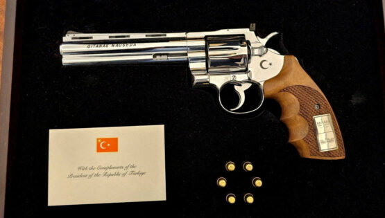 İlk gerçek fotoğraf ortaya çıktı, işte çok konuşulan silah. Cumhurbaşkanı Erdoğan’dan NATO liderlerine revolver hediyesi