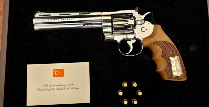 İlk gerçek fotoğraf ortaya çıktı, işte çok konuşulan silah. Cumhurbaşkanı Erdoğan’dan NATO liderlerine revolver hediyesi
