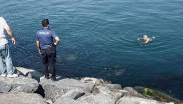 İntihar için kayalıklara çıkan şahıs, ikna edildiği sırada kayarak denize düştü
