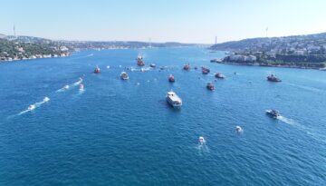 İstanbul Boğazı’nda 15 Temmuz şehitleri anısına 253 gemilik deniz korteji