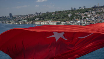 İstanbul Boğazı’ndaki köprülere Türk bayrağı asıldı
