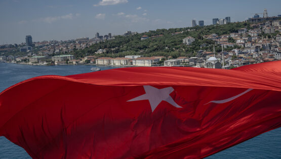 İstanbul Boğazı’ndaki köprülere Türk bayrağı asıldı