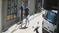 İstanbul’da korku dolu anlar. Tıraşı beğenmedi berberi bıçakladı