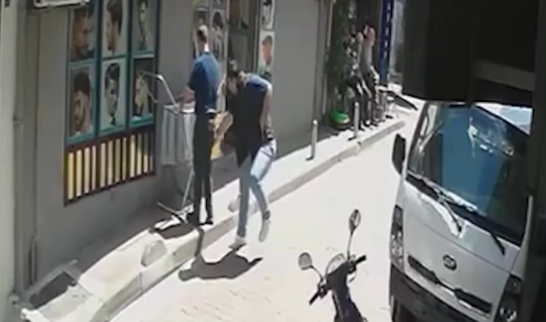 İstanbul’da korku dolu anlar. Tıraşı beğenmedi berberi bıçakladı