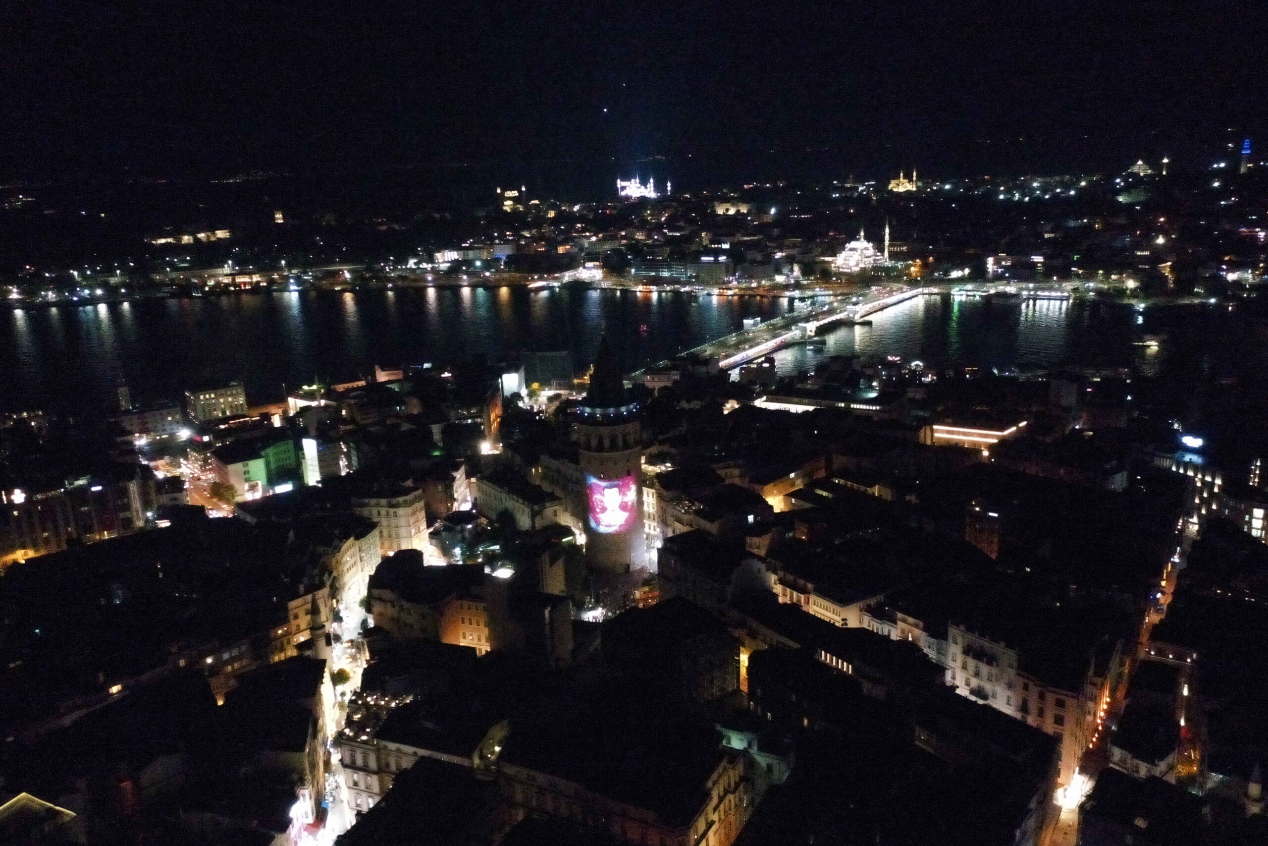 İstanbul’un simge yapılarından Galata Kulesi ve Kız Kulesi’nde 15 Temmuz’a özel mapping gösterisi