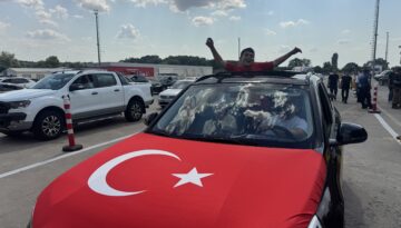 Kapıkule’de gurbetçi yoğunluğu: “Hep eksiğiz, buraya gelince tamamlanıyoruz”