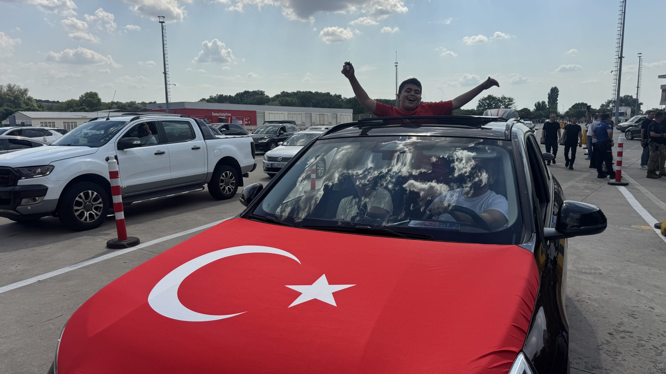 Kapıkule’de gurbetçi yoğunluğu: “Hep eksiğiz, buraya gelince tamamlanıyoruz”