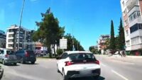 Kontrolsüz şerit değiştiren sürücü kazaya davetiye çıkardı