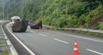 Kopan dev kayalar Karadeniz Sahil Yolu’nu kapattı