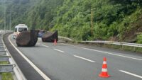 Kopan dev kayalar Karadeniz Sahil Yolu’nu kapattı