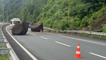 Kopan dev kayalar Karadeniz Sahil Yolu’nu kapattı