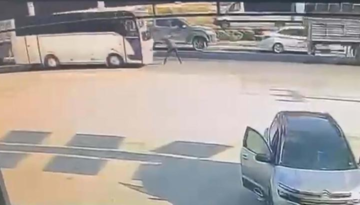 Korkunç kaza: Midibüsün çarptığı servis şoförü öldü