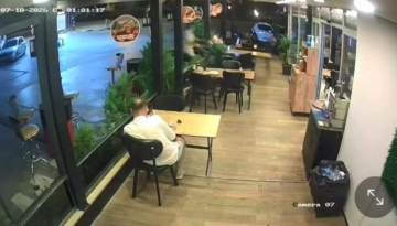 Korkunç kaza: Motosiklet, lokantadaki müşteriye çarptı