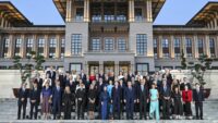 Kriz NATO Zirvesi’ndeki aile fotoğrafına da yansıdı. Başbakan heyete almadı, Cumhurbaşkanı dava açıp geldi