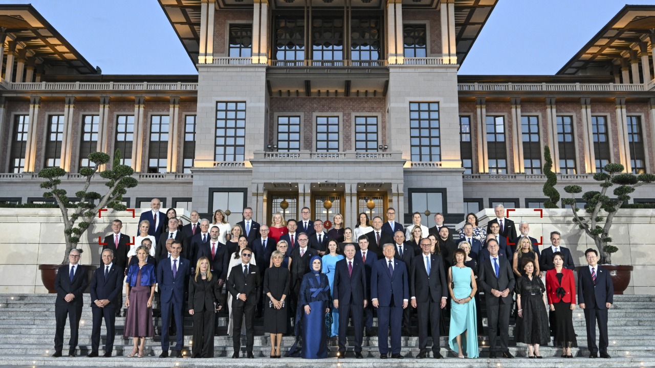 Kriz NATO Zirvesi’ndeki aile fotoğrafına da yansıdı. Başbakan heyete almadı, Cumhurbaşkanı dava açıp geldi