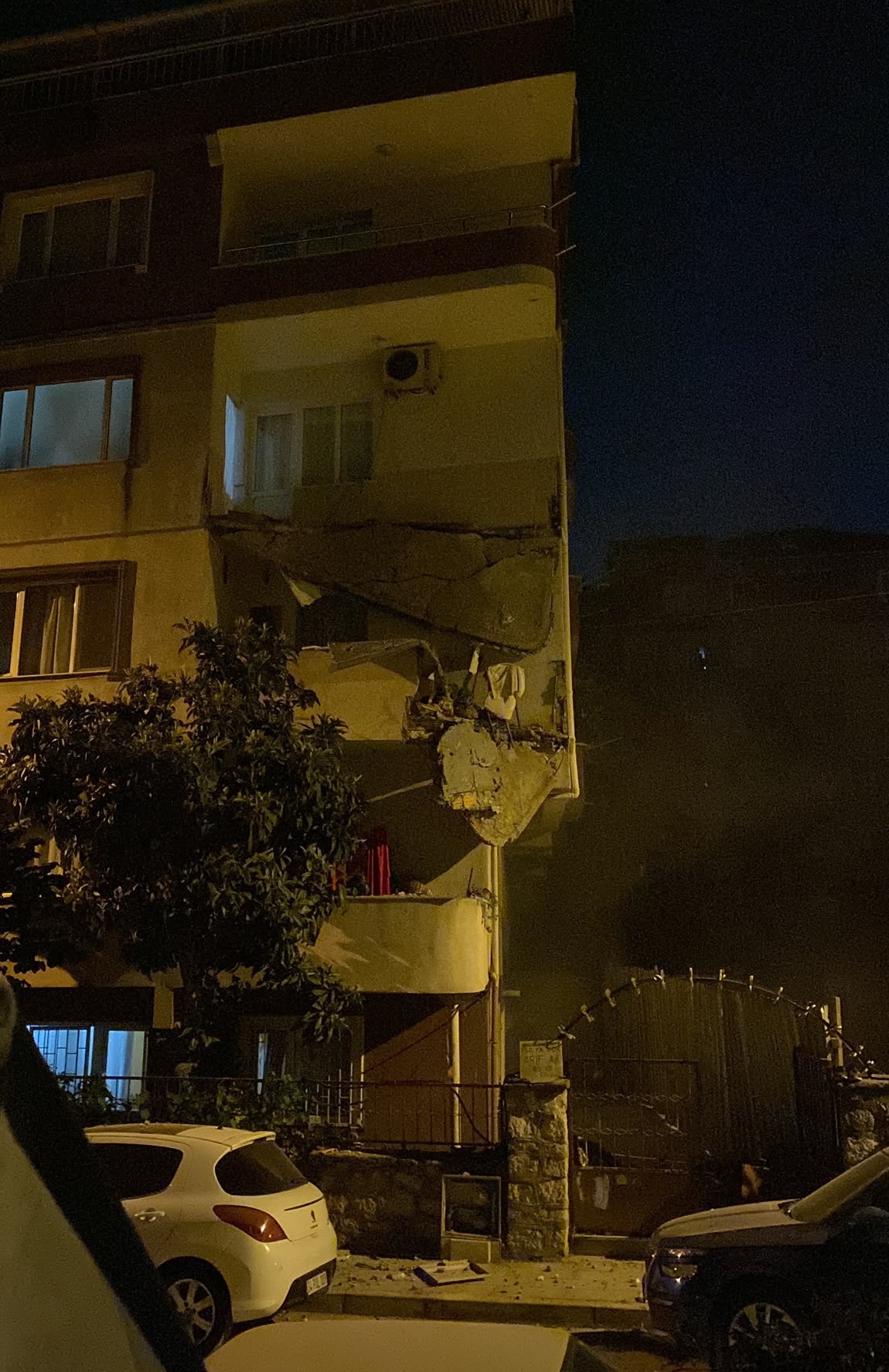 Küçükçekmece’de balkonu çöken bina boşaltıldı