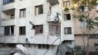 Küçükçekmece’de yıkım paniği. Binanın bir bölümü yan apartmana devrildi