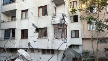 Küçükçekmece’de yıkım paniği. Binanın bir bölümü yan apartmana devrildi