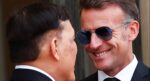 Macron, Tayland Kralı önünde diz çöktü mü?