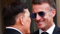 Macron, Tayland Kralı önünde diz çöktü mü?