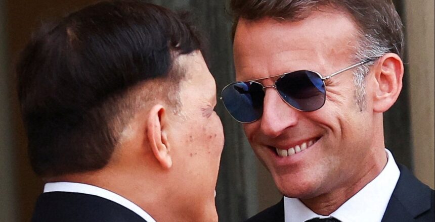 Macron, Tayland Kralı önünde diz çöktü mü?