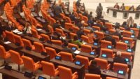 Meclis’te 24 yıl sonra bir ilk. Yeni Parti kuruldu, CHP’li milletvekillerinin yeri değişti