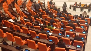 Meclis’te 24 yıl sonra bir ilk. Yeni Parti kuruldu, CHP’li milletvekillerinin yeri değişti