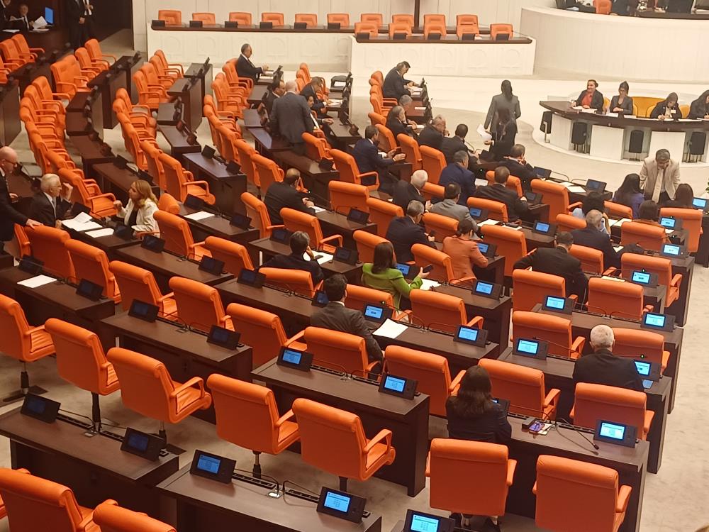 Meclis’te 24 yıl sonra bir ilk. Yeni Parti kuruldu, CHP’li milletvekillerinin yeri değişti