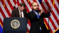 Metinleri gören son kişiydi. Trump konuştukça bahis oynadı, gelirini katladı