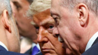 NATO Zirvesi’nden dikkat çeken anlar. Zirveye Erdoğan ve Trump görüntüleri damga vurdu