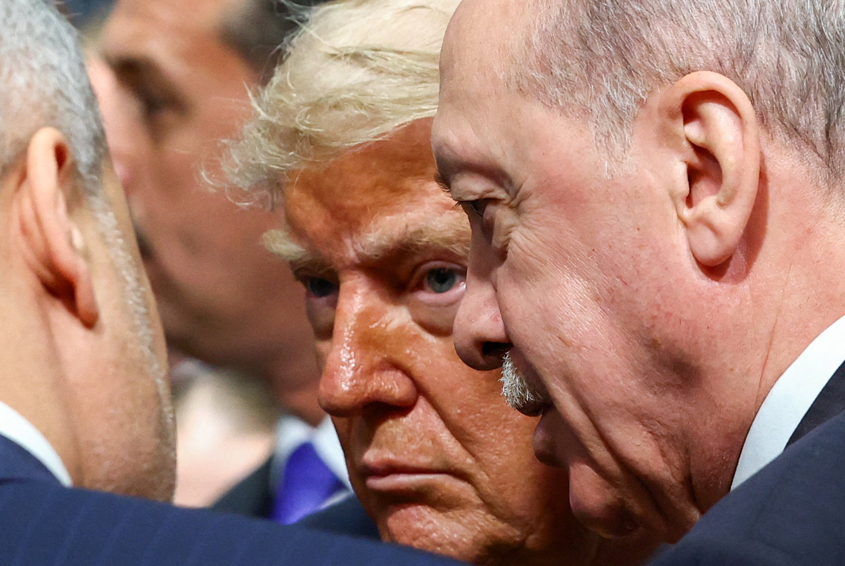 NATO Zirvesi’nden dikkat çeken anlar. Zirveye Erdoğan ve Trump görüntüleri damga vurdu