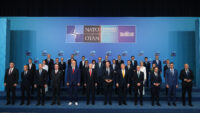 NATO Zirvesi’ne damga vurdu, bir tek o spor ayakkabı giydi