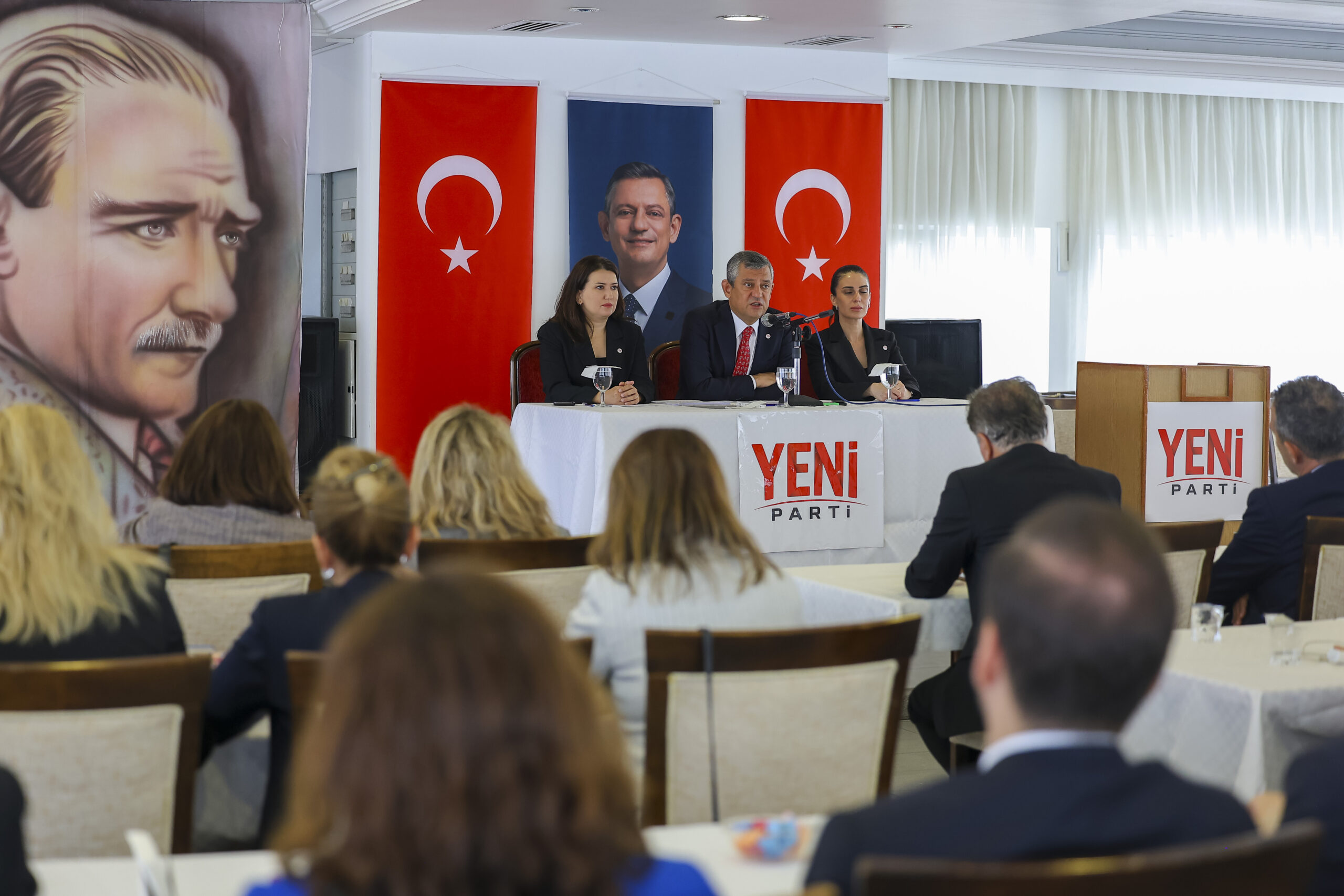 Özgür Özel: 200’ün üzerinde belediye başkanı Yeni Parti’ye geçecek